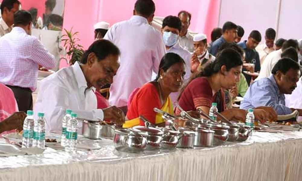 KCR partakes lunch with women to hear their woes in Vasalamarri